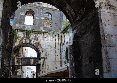 Ciudad fundada por Diocleciano en Croacia a orillas del mar adriatico, con casco antiguo de calles estrechas con arquitectura muy característica Foto Stock