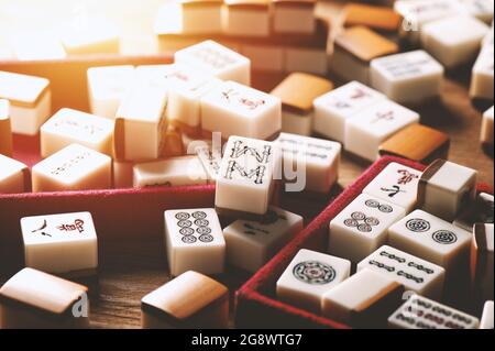 Attrezzature per gioco Mahjong. Mahjong è l'antico gioco da tavolo asiatico. Foto Stock