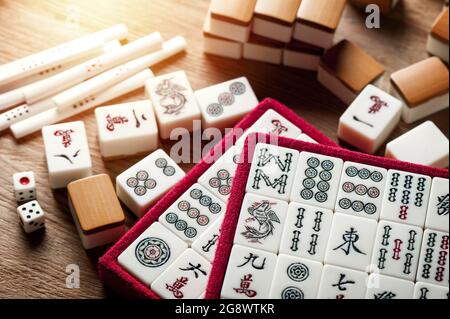 Attrezzature per gioco Mahjong. Mahjong è l'antico gioco da tavolo asiatico. Foto Stock