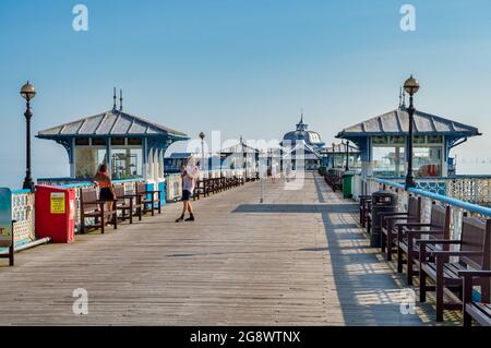 21 luglio 2021: Llandudno, Galles del Nord - primi visitatori sul molo di Llandudno in una mattinata estiva. Foto Stock