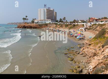 Playa Cala Cerrada Orihuela Spagna bellissima spiaggia vicino a la Zenia sotto il sole estivo Foto Stock