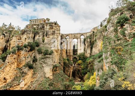 Splendida vista di Ronda, Andalusia, Spagna. Puente Nuevo Ponte nuovo sopra Guadalevin River.Old Stone ponte, città al bordo della scogliera con gli alberi Foto Stock