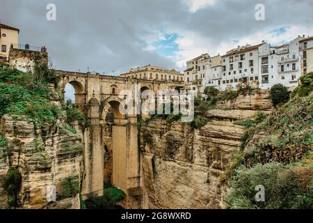 Splendida vista di Ronda, Andalusia, Spagna. Puente Nuevo Ponte nuovo sopra Guadalevin River.Old Stone ponte, città al bordo della scogliera con gli alberi Foto Stock
