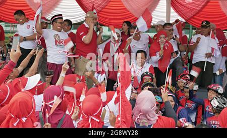 Un gruppo di indonesiani si riuniscono e cantano insieme per celebrare la giornata dell'indipendenza. Foto Stock