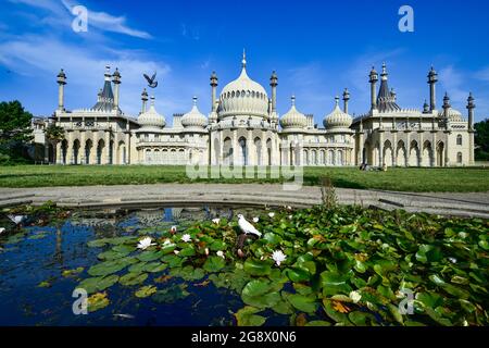 Brighton UK 23 luglio 2021 - il Royal Pavilion a Brighton su una bella mattina di sole, ma il tempo è previsto per diventare più fresco e più irrisolto durante il fine settimana con avvertimenti di inondazione di flash per alcune aree: Credit Simon Dack / Alamy Live News Foto Stock