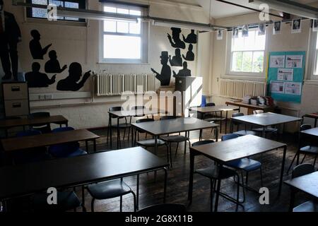 Un'aula politica vuota in una vecchia scuola secondaria inglese a londra inghilterra Regno Unito Foto Stock