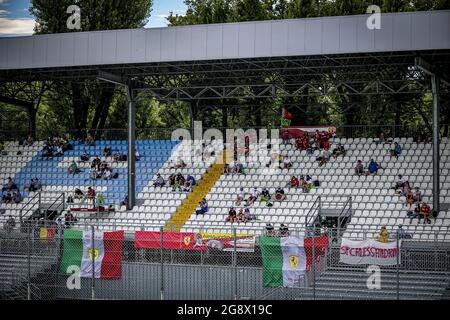 Spettatori, tifosi durante la 6 ore di Monza, 3° round del Campionato Mondiale FIA Endurance 2021, FIA WEC, sull'Autodromo Nazionale di Monza, dal 16 al 18 luglio 2021 a Monza, Italia - Foto Paulo Maria / DPPI Foto Stock