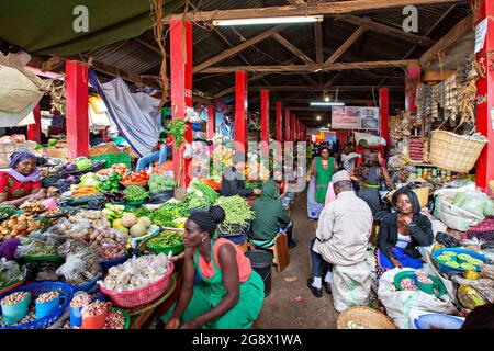 Mercato agricolo con frutta e verdura fresca a Kampala, Uganda Foto Stock