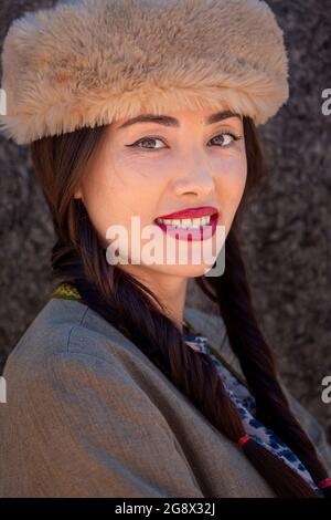 Ritratto di una donna kazaka che indossa un cappello tradizionale ad Almaty, Kazakistan Foto Stock