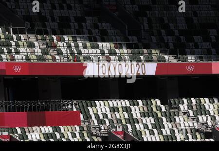 (210723) -- TOKYO, 23 luglio 2021 (Xinhua) -- Foto scattata il 23 luglio 2021 mostra un segno di Tokyo 2020 allo Stadio Olimpico prima della cerimonia di apertura dei Giochi Olimpici di Tokyo 2020 a Tokyo, Giappone. (Xinhua/Zheng Huansong) Foto Stock