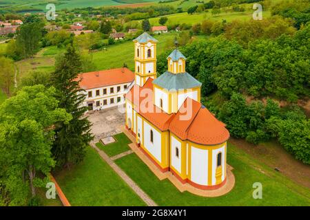 Veduta aerea della Chiesa di San Michele e Arcangelo Gabriel a Grábóc, Ungheria. Foto Stock