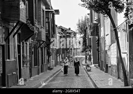 Strada con case storiche in legno nel quartiere di Kadirga, Istanbul, Turchia Foto Stock