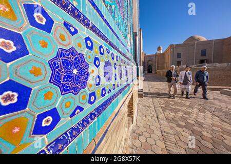 Visitatori presso l'antico cimitero santo di Shahi Zinda a Samarkand, Uzbekistan. Foto Stock