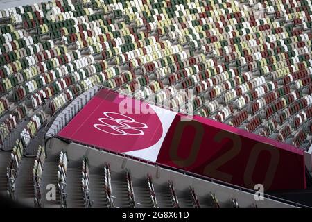 Una vista degli anelli olimpici su un banner in uno stadio vuoto prima della cerimonia di apertura dei Giochi Olimpici di Tokyo 2020 allo Stadio Olimpico in Giappone. Data immagine: Venerdì 23 luglio 2021. Foto Stock