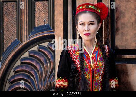 Donna uzbeka in abiti tradizionali a Nukus, Uzbekistan Foto Stock