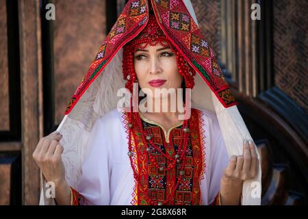 Donna uzbeka in abito da sposa tradizionale a Nukus, Uzbekistan Foto Stock