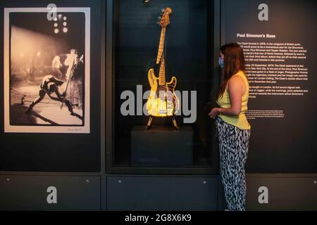 Londra UK 23 luglio 2021. Questo celebre basso è stato suonato l'ultima volta sul palco al Palladium di New York il 20 settembre 1979, durante il tour ‘Take the 5th’ del Nord America. Alla fine dello spettacolo, Simonon ha battuto la sua chitarra in un momento di frustrazione, che è diventato un simbolo iconico della ribellione. Questo momento è stato catturato da Pennie Smith, la cui fotografia è stata successivamente inclusa nella copertina del terzo album del Clash ‘London Calling’ pubblicato nell'inverno del 1979.Paul Quezada-Neiman/Alamy Live News Foto Stock