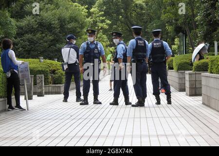 Tokyo, Giappone. 23 2021 luglio: Protesta anti-olimpica il 23 luglio 2021, all'obiettivo del Tokyo Olympic & Paralimpic Torch Relay 2020 al Tokyo Shinjuku Metropolitan Government Building. Credit: Michael Steinebach/AFLO/Alamy Live News Foto Stock