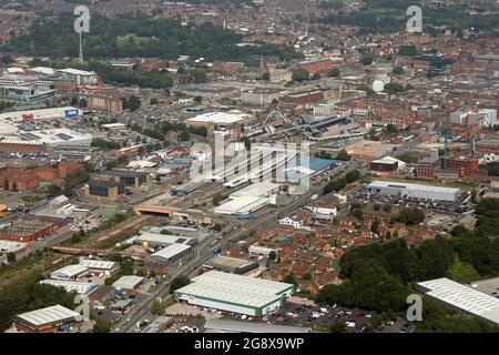 Vista aerea del centro di Bolton guardando a nord ovest attraverso Burnden verso la stazione ferroviaria e il municipio in lontananza Foto Stock