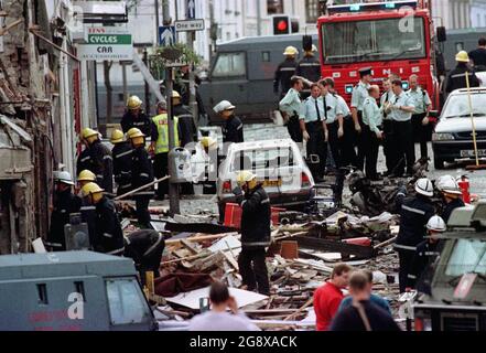 UK USE ONLY file photo datato 15/08/98 del Royal Ulster Constabulary funzionari di polizia e vigili del fuoco che ispezionano i danni causati da un'esplosione di bomba in Market Street, Omagh, Co Tyrone. Un giudice ha raccomandato al governo britannico di intraprendere un'indagine conforme ai diritti umani sul bombardamento dell'Omagh e ha esortato il governo irlandese a fare altrettanto, dopo aver scoperto che vi era una "prospettiva reale" che l'attacco dell'IRA reale nel 1998 avrebbe potuto essere impedito. Data di emissione: Venerdì 23 luglio 2021. Foto Stock