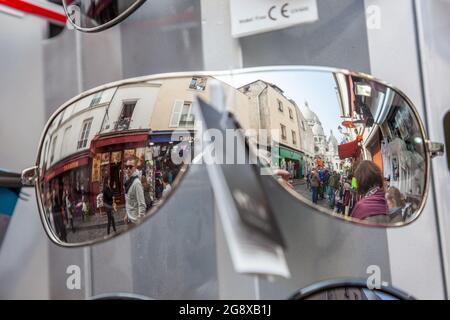 Una strada a Montmartre riflessa nelle lenti scure degli occhiali da sole. Parigi Foto Stock