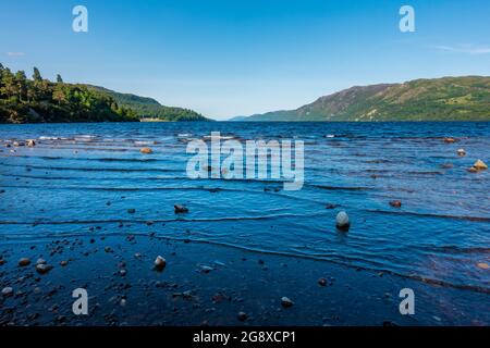 Loch Ness in Scozia, in una soleggiata giornata estiva. Foto Stock