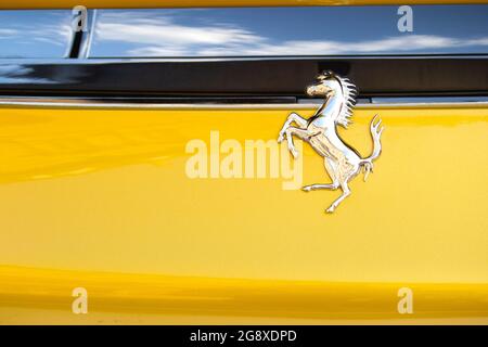 01-07-2021, Modena - Italia. Logo Ferrari su auto sportiva durante Motor Valley Exibition 2021. Concetto di tecnologia, stile di vita di lusso, stile italiano, spe Foto Stock