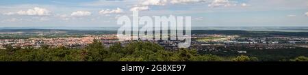 Vista panoramica della città di Sopron con il lago fermo Neusiedler vedere in background visto da Karoly-chilato, Sopron, Ungheria Foto Stock