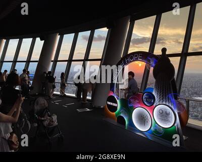 ( 210723) -- TOKYO, 23 luglio 2021 (Xinhua) - la gente gode della vista panoramica a Tokyo Skytree prima della cerimonia di apertura dei Giochi Olimpici di Tokyo 2020 a Tokyo, Giappone, 23 luglio 2021. (Xinhua/li Gang) Credit: Xinhua/Alamy Live News Foto Stock
