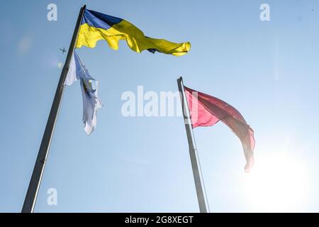 ZAPORIZHZHIA, UCRAINA - 23 LUGLIO 2021 - la cerimonia di innalzare le bandiere dell'Ucraina e del Comitato Olimpico Nazionale si svolge al di fuori dello Zapori Foto Stock