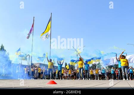 ZAPORIZHZHIA, UCRAINA - 23 LUGLIO 2021 - la cerimonia per alzare le bandiere dell'Ucraina e del Comitato Olimpico Nazionale si svolge fuori dello Zaporizh Foto Stock