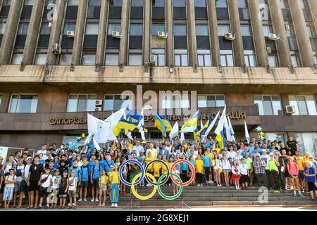 ZAPORIZHZHIA, UCRAINA - 23 LUGLIO 2021 - la cerimonia per alzare le bandiere dell'Ucraina e del Comitato Olimpico Nazionale si svolge fuori dello Zaporizh Foto Stock