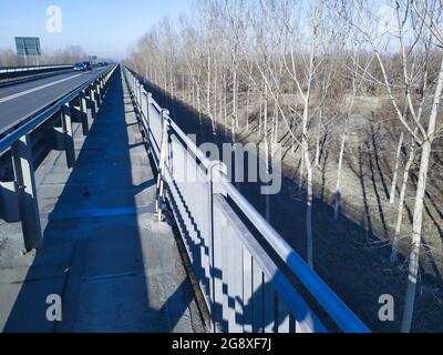 Prospettiva del sentiero pedonale del ponte di Vianada Foto Stock