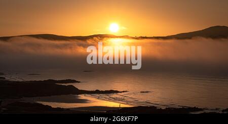 Vista aerea del tramonto sulla spiaggia di Culdaff a Donegal in Irlanda Foto Stock