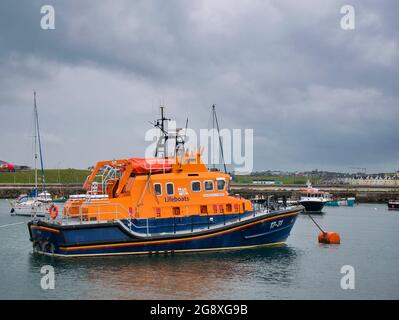 La nave di salvataggio Severn Class RNLB Roger e Joy Freeman ormeggiata a Portrush Harbour, Irlanda del Nord, Regno Unito Foto Stock