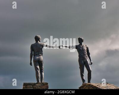 Le mani attraverso il divario - una scultura sul lato occidentale del ponte Craigavon a Derry / Londonderry, Irlanda del Nord, che simboleggia la riconciliazione Foto Stock