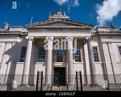 Il tribunale di Bishop Street in arenaria bianca a Derry / Londonderry, Irlanda del Nord, Regno Unito. Descritto da Ian Nairn come il 'migliore edificio georgiano di Derry'. Foto Stock