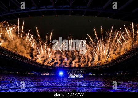 L'illustrazione mostra i fuochi d'artificio all'inizio della cerimonia di apertura dei 'Giochi Olimpici di Tokyo 2020' a Tokyo, Giappone, venerdì 23 luglio 2021. Il postpo Foto Stock