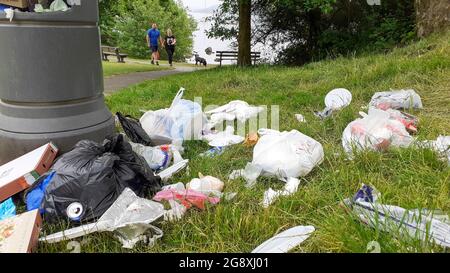 Spazzatura lasciata da turisti senza pensieroso a Galava Park, Ambleside, Lake District, UK. Foto Stock