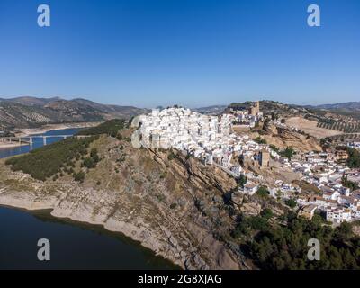 Panoramica della città di Iznajar in Andalusia vista aerea del drone Foto Stock