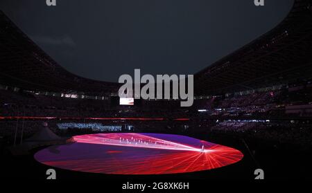 Tokyo, Giappone. 23 luglio 2021. Tokyo, Giappone venerdì 23 luglio 2021: Tokyo, Giappone. 23 luglio 2021. Nurse e Boxer Arisa Tsubata corre su un tapis roulant durante le cerimonie di apertura delle Olimpiadi del 2020 allo Stadio Olimpico di Tokyo, Giappone, venerdì 23 luglio 2021. Photo by Tasos Katopodis/UPI Credit: UPI/Alamy Live News Foto Stock