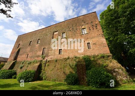 Esterno del castello medievale di Binasco, provincia di Milano, Lombardia, Italia, detto Castello Visconteo Foto Stock