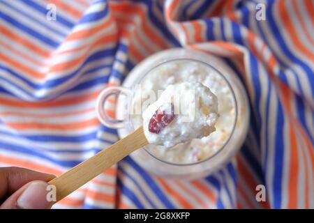 yogurt fresco e cereali in un vasetto di vetro Foto Stock