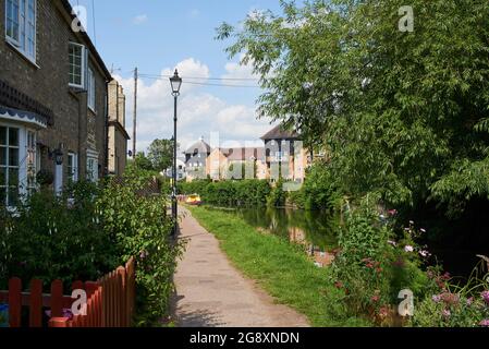 Cottage e nuove case lungo il fiume Lea navigazione a Hertford, Hertfordshire, Inghilterra meridionale Foto Stock