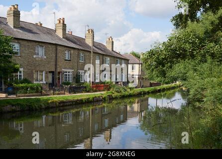 Cottage lungo il fiume Lea navigazione a Hertford, Inghilterra meridionale, in estate Foto Stock