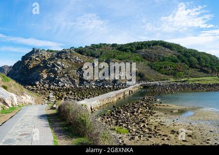 Ponte di pietra che collega le isole Cies in Galizia - Spagna Foto Stock