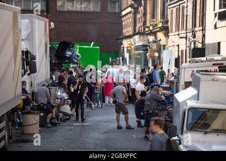 Glasgow, Scozia, Regno Unito. 22 luglio 2021. NELLA FOTO: Le riprese sul set del nuovo film Indiana Jones 5 nel centro di Glasgow si sono spostate nel quartiere della città di Merchant mentre il film di successo di Hollywood ha creato Glasgow come America degli anni '50/'60. Film cast, leader e attori di supporto con extra insieme alla squadra di produzione, e registi e corridori possono essere visti on e off set. Credito: Colin Fisher Foto Stock