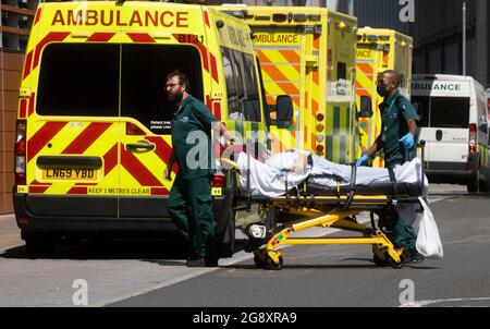 Londra, Regno Unito. 23 luglio 2021. Gli ospedali sono sotto pressione quando un flusso costante di pazienti arriva al Royal London Hospital di Whitechapel. I tassi di infezione continuano a salire con circa 741,700 persone che hanno dato risultati positivi, giorni dopo che Boris Johnson ha confermato la rimozione di tutte le restrizioni legali di Covid-19 il giorno della libertà. Gli ospedali hanno anche un grande backlog di pazienti. Questo è un giorno dopo che al personale dell'NHS è stato offerto un aumento delle retribuzioni del 3%. Gli infermieri e il personale stanno considerando l'azione di sciopero. Credit: Mark Thomas/Alamy Live News Foto Stock