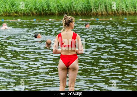 Henham Park, Suffolk, Regno Unito. 23 luglio 2021. Pensando a nuotare nel lago - il 2021 Latitude Festival, Henham Park. Suffolk, torna come un evento di test covid dopo un anno di distanza a causa della pandemia. Credit: Guy Bell/Alamy Live News Foto Stock