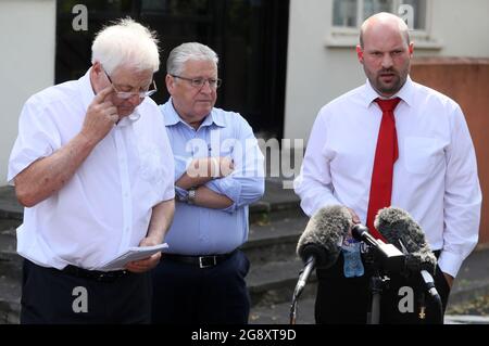 Solicitor John Fox (destra) con Stanley McCombe (centro), Che ha perso sua moglie Ann e Michael Gallagher (a sinistra) che ha perso suo figlio Aiden nel bombardamento di Omagh parlando con i mezzi di comunicazione al di fuori del centro di sostegno di Omagh, dopo il giudice, il sig. Justice Horner, ha raccomandato a Belfast High Court che il governo del Regno Unito intraprenda un'indagine conforme ai diritti umani sul bombardamento, E ha esortato il governo irlandese a fare altrettanto, dopo aver scoperto che vi era una "prospettiva reale", l'attacco dell'IRA reale nel 1998 avrebbe potuto essere evitato. Gli attivisti hanno lanciato l'azione nel 2013 nel tentativo di forzare un'indagine nell'IRA reale Foto Stock